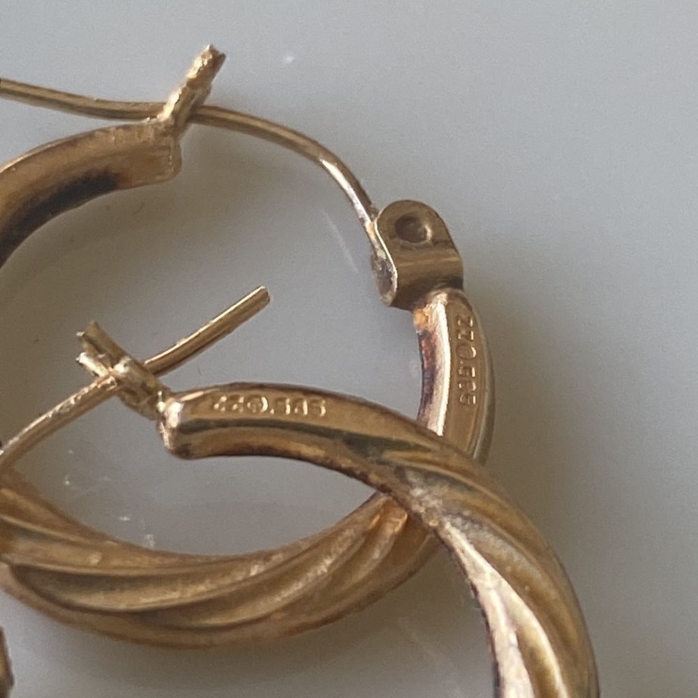 Classic 14k Gold Twisted Hoop Earrings
.98 grams - Picture 3 of 5